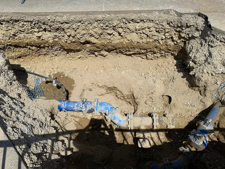 Fouille de canalisation dans une rue de village